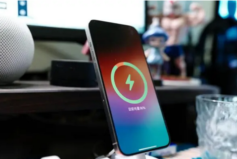 清河苹果15换屏服务分享用什么充电器给iPhone15充电更好 